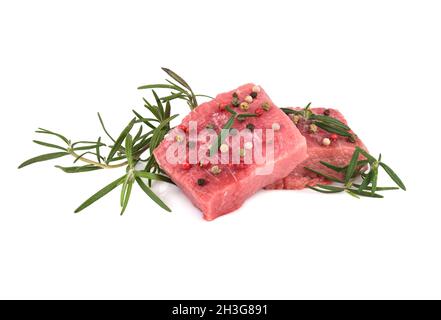 Frische rohe Rinderfleischscheiben mit farbigem Pfefferkorn und Rosmarin auf weißem Hintergrund isoliert Stockfoto