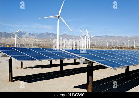 Windturbinen und Sonnenkollektoren in der Sonora-Wüste in der Nähe von Palm Springs, Kalifornien Stockfoto