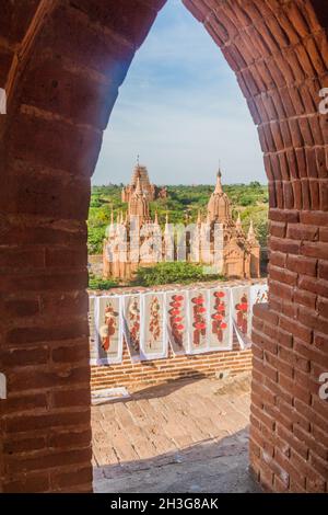 BAGAN, MYANMAR - 9. DEZEMBER 2016: Souvenirs zum Verkauf im Tempel Nr. 860 in Bagan, Myanmar Stockfoto