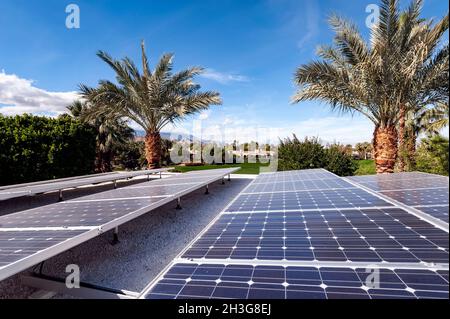 Stromerzeugung auf dem Dach von Solarzellen in Indian Wells, Kalifornien Stockfoto
