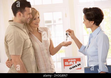 Immobilienmakler, Schlüsselübergabe Stockfoto