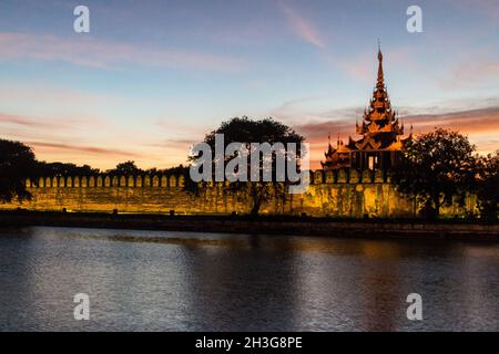 Nachtansicht des Mandalay Fortress Grabens und der Mauer, Myanmar Stockfoto