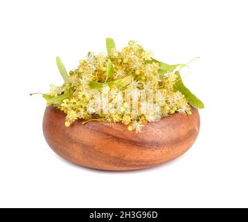 Linden Blumen in Bambusplatte auf weißem Hintergrund isiliert Stockfoto