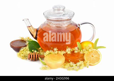 Kräutertee mit Lindenblüten und verschiedenen Arten von frischem Honig auf weißem Hintergrund Stockfoto