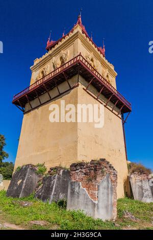 Wachturm in der antiken Stadt Inwa Ava in der Nähe von Mandalay, Myanmar Stockfoto