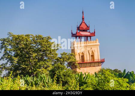 Wachturm beschädigt durch ein Erdbeben in der alten Stadt Inwa Ava in der Nähe von Mandalay, Myanmar Stockfoto