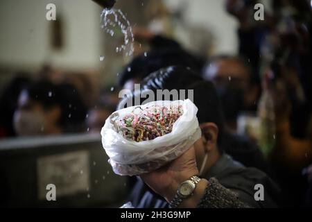 Tausende von Gläubigen besuchen im Tempel, um die Bilder von St. Jude zu segnen der Apostel im Rahmen der jährlichen Feierlichkeiten des heiligen in der Kirche von San Hipolito, war einer der Jünger von Jesus von Nazareth, der Teil der Gruppe der "zwölf" Apostel war . Am 28. Oktober 2021 in Mexiko-Stadt, Mexiko. (Foto von Fernanda Rojas/ Eyepix Group) Stockfoto