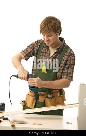 Glücklicher junger Mann, der bastelt Stockfoto