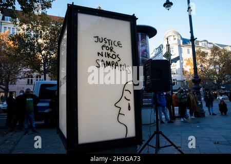 Berlin, Deutschland. Oktober 2021. Gerechtigkeit für Nikos Sampanis. Berlin, Deutschland, am 28. Oktober 2021. (Foto: Michael Kuenne/PRESSCOV/Sipa USA) Quelle: SIPA USA/Alamy Live News Stockfoto