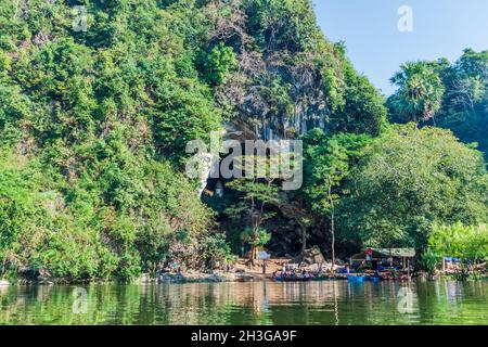 HPA AN, MYANMAR - 13. DEZEMBER 2016: Kleiner See in der Nähe der Saddan-Höhle in der Nähe von hPa an, Myanmar Stockfoto