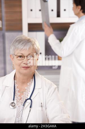Porträt eines älteren Arztes im Büro Stockfoto