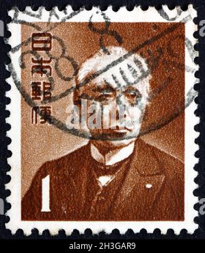 JAPAN - UM 1952: Eine in Japan gedruckte Briefmarke zeigt Baron Hisoka Maejima, war ein japanischer Staatsmann, Politiker und Geschäftsmann, Gründer der Japaner Stockfoto