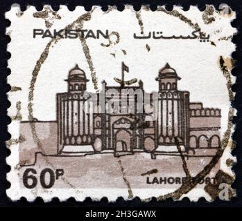 PAKISTAN - UM 1984: Eine in Pakistan gedruckte Marke zeigt das Fort von Lahore, eine Zitadelle in der Stadt Lahore, Punjab, um 1984 Stockfoto