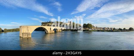 AVIGNON, Frankreich. Die Pont Saint-Bénézet, Gegenstand des Liedes Sur le pont d'Avignon. Foto: Tony Gale Stockfoto