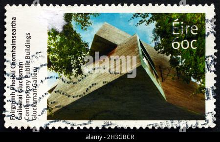 IRLAND - UM 2013: Eine in Irland gedruckte Briefmarke zeigt die Glucksman Gallery, ein zeitgenössisches öffentliches Gebäude, um 2013 Stockfoto