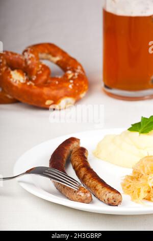 Bratwurst, Senf und Sauerkraut Stockfoto