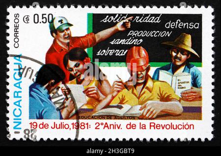 NICARAGUA - UM 1981: Eine in Nicaragua gedruckte Briefmarke zeigt den Bau, 2. Jahrestag der Revolution, um 1981 Stockfoto