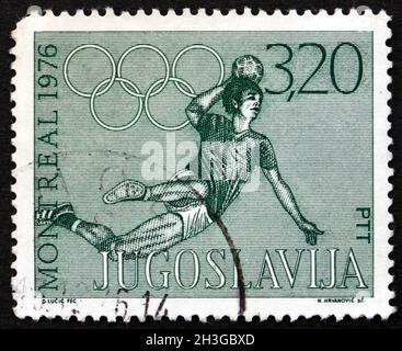 JUGOSLAWIEN - UM 1976: Eine in Jugoslawien gedruckte Marke zeigt Team Handball, 21. Olympische Sommerspiele, Montreal, Kanada, um 1976 Stockfoto