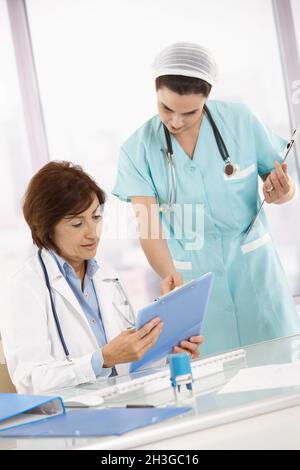 Krankenschwester und Arzt arbeiten im Büro Stockfoto