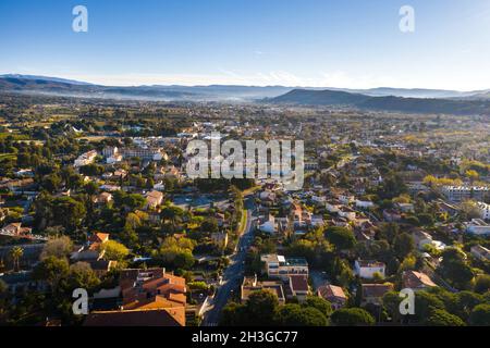 Draufsicht auf das Dorf Saint-Cyr-sur-mer, Frankreich. Stockfoto