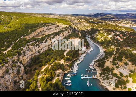 Weiße Yachten in Calanque de Port Miou, einem der größten Fjorde zwischen Marseille und Cassis, Frankreich. Stockfoto