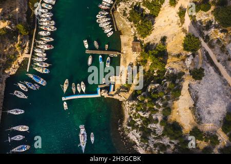 Weiße Yachten in Calanque de Port Miou, einem der größten Fjorde zwischen Marseille und Cassis, Frankreich. Stockfoto