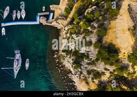 Weiße Yachten in Calanque de Port Miou, einem der größten Fjorde zwischen Marseille und Cassis, Frankreich. Stockfoto