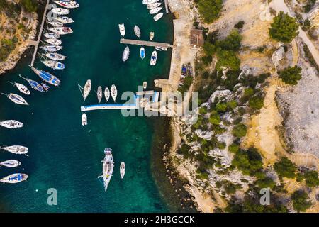 Weiße Yachten in Calanque de Port Miou, einem der größten Fjorde zwischen Marseille und Cassis, Frankreich. Stockfoto