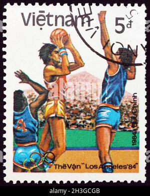 VIETNAM - UM 1984: Eine in Vietnam gedruckte Marke zeigt Basketball, Olympische Sommerspiele 1984, Los Angeles, um 1984 Stockfoto