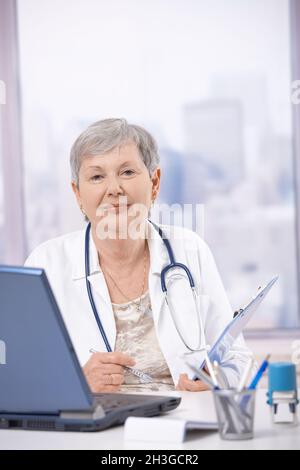 Leitender Arzt an der Rezeption Stockfoto