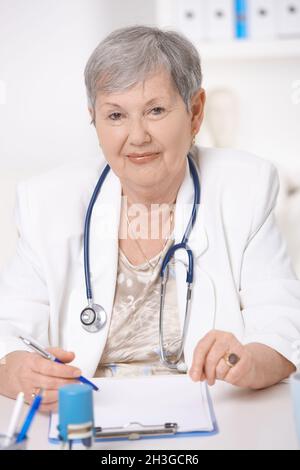Leitender Arzt an der Rezeption Stockfoto