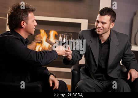 Geschäftsleute klirren Weingläser Stockfoto