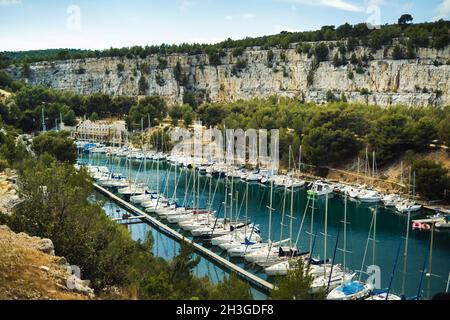 Weiße Yachten in Calanque de Port Miou, einem der größten Fjorde zwischen Marseille und Cassis, Frankreich. Stockfoto