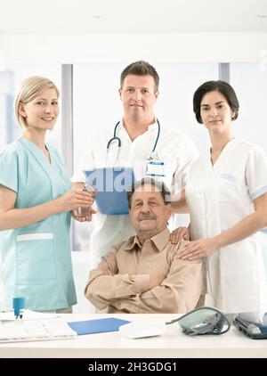 Porträt eines älteren Patienten und eines medizinischen Personals Stockfoto