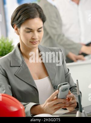 Profi für mittlere Erwachsene mit pda Stockfoto