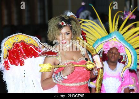 Junge Dame, die während der Junkanoo-Parade auf den Bahamas in Kostüm gekleidet war Stockfoto