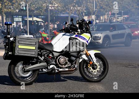 Polizeifahrrad während der Demonstration gesehen. Die von den französischen Gewerkschaften Workers' Force (Force Ouvriere/FO), dem französischen Demokratischen Gewerkschaftsbund (Confederation Francaise Democratique du Travail/CFDT) und Sud Rail (Solidaires Unitaires Democratiques) einberufen wurden, SNCF-Mitarbeiter nahmen an einer Demonstration vor dem Votum der Regionalversammlung Provence-Alpes-Cote d'Azur (PACA) Teil, die entscheiden wird, wer die Regional Express Train (TER)-Strecke zwischen Marseille und Nizza betreibt. Die Übernahme der Bahnlinie durch den französischen privaten Bahnbetreiber Transdev ist ausgeschlossen. Stockfoto