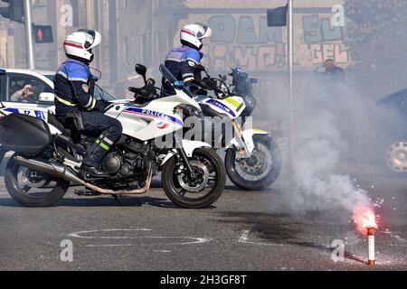 Während der Demonstration werden Polizeibeamte gesehen. Die von den französischen Gewerkschaften Workers' Force (Force Ouvriere/FO), dem französischen Demokratischen Gewerkschaftsbund (Confederation Francaise Democratique du Travail/CFDT) und Sud Rail (Solidaires Unitaires Democratiques) einberufen wurden, SNCF-Mitarbeiter nahmen an einer Demonstration vor dem Votum der Regionalversammlung Provence-Alpes-Cote d'Azur (PACA) Teil, die entscheiden wird, wer die Regional Express Train (TER)-Strecke zwischen Marseille und Nizza betreibt. Die Übernahme der Bahnlinie durch den französischen privaten Bahnbetreiber Transdev ist ausgeschlossen. Stockfoto