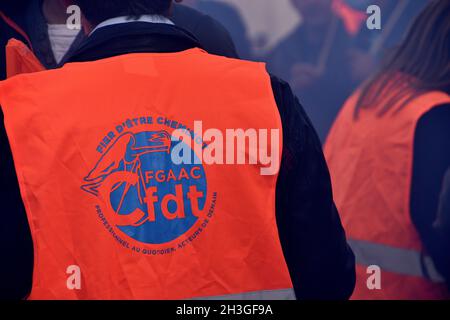 Ein Protestler trägt während der Demonstration eine Gewerkschaftsweste. Die von den französischen Gewerkschaften Workers' Force (Force Ouvriere/FO), dem französischen Demokratischen Gewerkschaftsbund (Confederation Francaise Democratique du Travail/CFDT) und Sud Rail (Solidaires Unitaires Democratiques) einberufen wurden, SNCF-Mitarbeiter nahmen an einer Demonstration vor dem Votum der Regionalversammlung Provence-Alpes-Cote d'Azur (PACA) Teil, die entscheiden wird, wer die Regional Express Train (TER)-Strecke zwischen Marseille und Nizza betreibt. Die Übernahme der Bahnlinie durch den französischen privaten Bahnbetreiber Transdev ist ausgeschlossen. Stockfoto