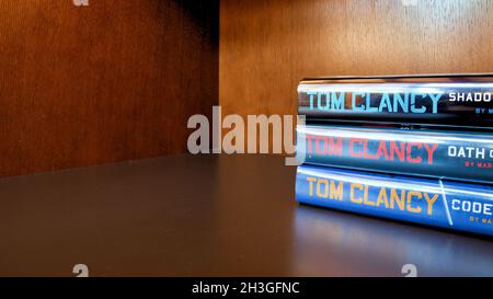 Bücher aus der Jack Ryan-Serie mit Figuren von Tom Clancy von Marc Cameron; Bestseller amerikanischer Spionage-Thriller für militärische Aktionen. Stockfoto