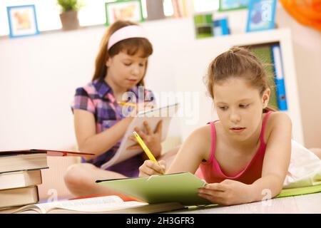 Schülerinnen machen Hausaufgaben Stockfoto