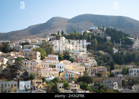 Schöne Symi Insel, Griechenland Blick auf neoklassizistische Häuser auf einem Hügel Landschaftsansicht Stockfoto