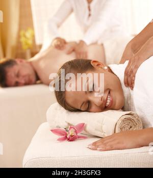 Paar bekommen Rückenmassage Stockfoto