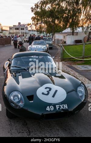 Jaguar E-TYPE Leichtbau-Coupé 49 FXN, klassischer Coupé-Oldtimer mit niedriger Zugkraft beim historischen Event Goodwood Revival 2014. Nach dem Rennen in der Dämmerung Stockfoto