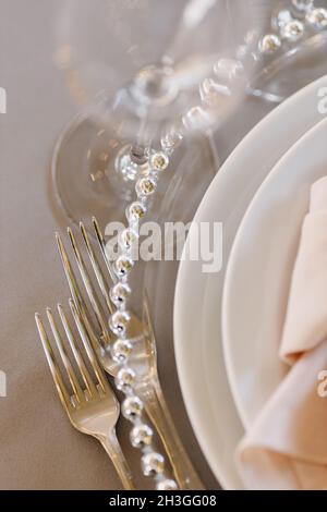 Gabeln, Teller, Gläser Nahaufnahme. Wunderschöne Tischeinstellung Stockfoto