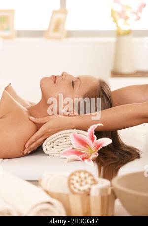 Junge Frau bei massage Stockfoto