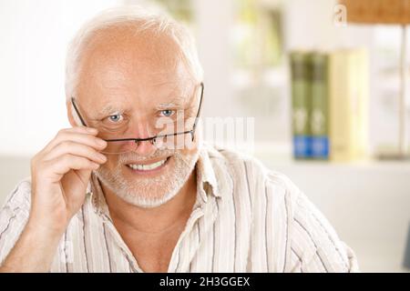 Porträt eines glücklichen älteren Mannes mit Brille Stockfoto