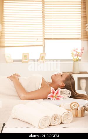 Junge Frau im Massagesalon Stockfoto