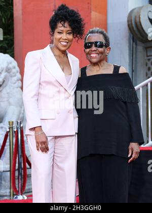 HOLLYWOOD, LOS ANGELES, KALIFORNIEN, USA - 28. OKTOBER: Die Schauspielerin Regina King und ihre Mutter Gloria King nehmen an der Zeremonie zu Ehren von Regina King Teil, die am 28. Oktober 2021 auf dem IMAX-Vorplatz des TCL Chinese Theatre in Hollywood, Los Angeles, Kalifornien, USA, stattfand. (Foto von Xavier Collin/Image Press Agency) Stockfoto