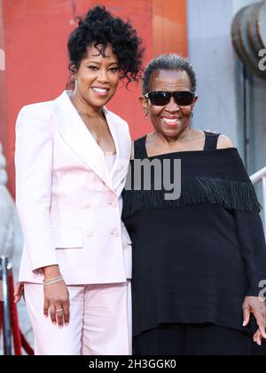 HOLLYWOOD, LOS ANGELES, KALIFORNIEN, USA - 28. OKTOBER: Die Schauspielerin Regina King und ihre Mutter Gloria King nehmen an der Zeremonie zu Ehren von Regina King Teil, die am 28. Oktober 2021 auf dem IMAX-Vorplatz des TCL Chinese Theatre in Hollywood, Los Angeles, Kalifornien, USA, stattfand. (Foto von Xavier Collin/Image Press Agency) Stockfoto